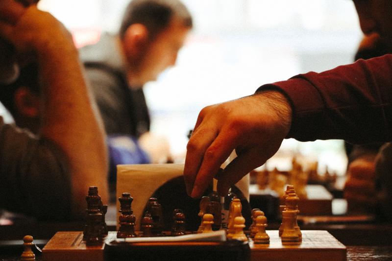 Lire la suite à propos de l’article Conseils pour jouer aux échecs : astuces pour progresser rapidement